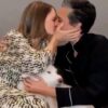 Jodie Foster vince il Golden Globe e bacia la moglie sul divano di casa: guarda