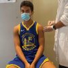 Carlos Corona torna su Instagram: la foto mentre si fa il vaccino anti Covid