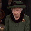 La regina Elisabetta ricorda il principe Filippo, (stavolta) circondata d’affetto