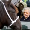 La Regina Elisabetta sorridente arriva al Royal Windsor Horse Show