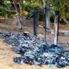 Agrigento, incendiati i sacchi coi rifiuti raccolti dai ragazzi in un boschetto. A fuoco anche il portone di legno