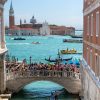 Ticket di ingresso a Venezia, l’attivista Jane Da Mosto: «La città smetta di promuovere un turismo mordi e fuggi»