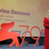 Venezia 79: la cerimonia d’apertura, il Leone D’Oro alla carriera di Catherine Deneuve e il messaggio di Volodymyr Zelens’kyj