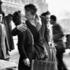 Robert Doisneau, la foto del bacio «rubato» e altri scatti street in mostra