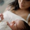 Rooming in, luci e ombre della pratica raccomandata alle mamme per l’allattamento