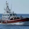 Lampedusa, lasciano l’isola 202 migranti: trasferite a Porto Empedocle anche tre salme
