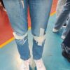 Pozzuoli, al liceo i jeans strappati sono vietati e si «rattoppano» col nastro adesivo